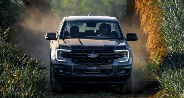 Phân khúc bán tải tháng 7/2026: Ford Ranger giành lại 'ngôi vương' từ tay Toyota Hilux